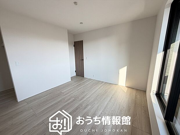【現地写真(寝室)】木目の美しさを際立たせるシンプルデザインの建具を使用しています。
