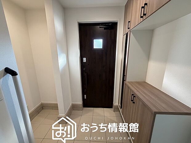 【現地写真(玄関)】玄関には、大型のシューズ収納を設置しています。