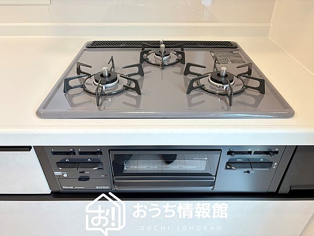【ビルトインコンロ】フラットな構造で清掃性が高く、過熱防止センサー付3口タイプで日頃の家事も快適です。