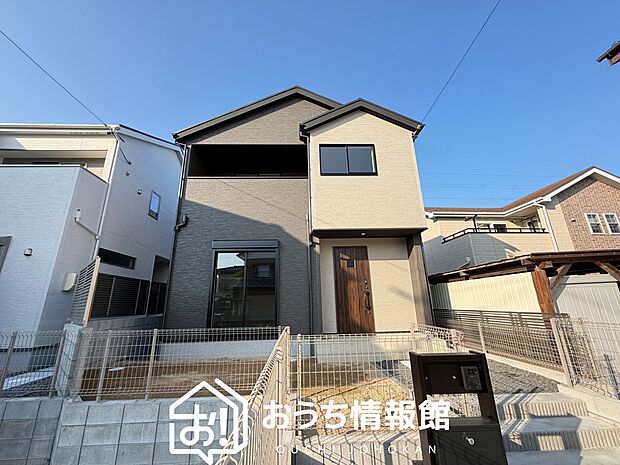 【現地写真(外観)【2号地】】軽くて火災に強い屋根材を採用し、地震時の建物への負担や揺れを軽減しています。