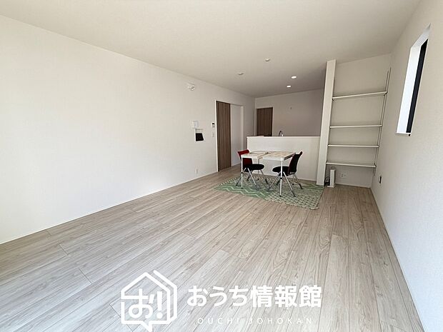 【現地写真(リビング)】フローリング材には、木目、色調など木材特有の風合いがあり、ナチュラルな美しさになっています。