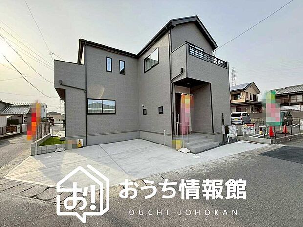 【現地写真(外観)【B号地】】軽くて火災に強い屋根材を採用し、地震時の建物への負担や揺れを軽減しています。