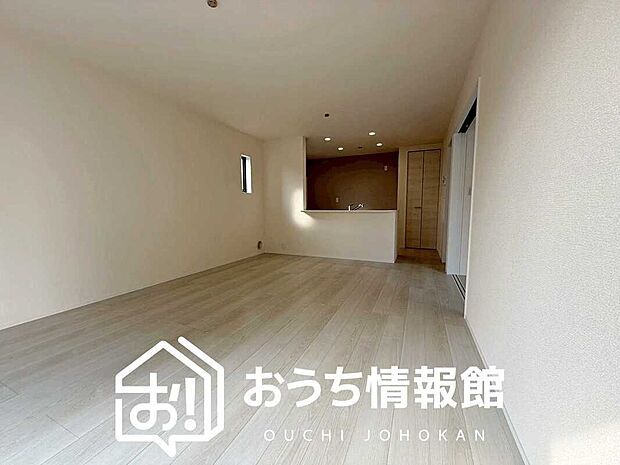 【現地写真(リビング)】フローリング材には、木目、色調など木材特有の風合いがあり、ナチュラルな美しさになっています。