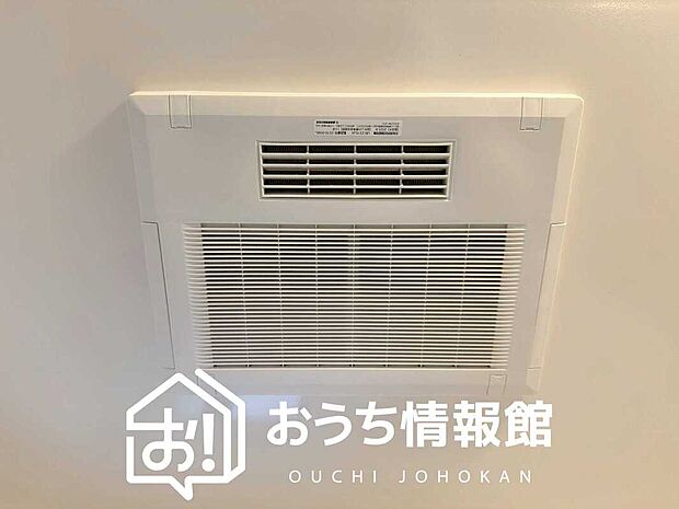 【電気式浴室暖房換気乾燥機】寒い冬場はあたたかく、暑い夏場は扇風機のような心地よさです。
雨の日は、浴室が衣類乾燥スペースになります。