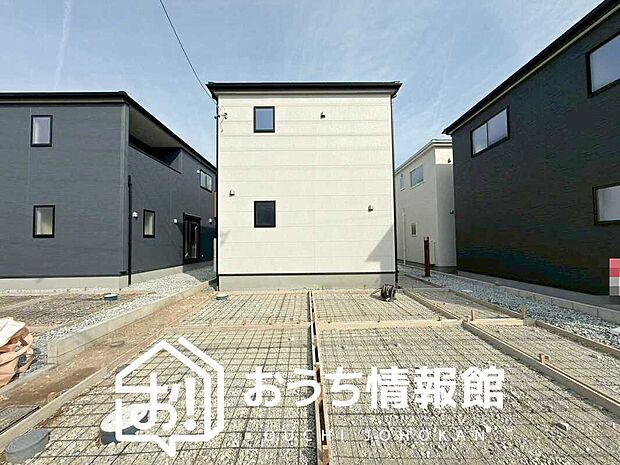 【現地写真(外観)【3号地】】軽くて火災に強い屋根材を採用し、地震時の建物への負担や揺れを軽減しています。
