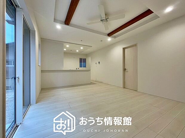 【現地写真(リビング)】フローリング材には、木目、色調など木材特有の風合いがあり、ナチュラルな美しさになっています。