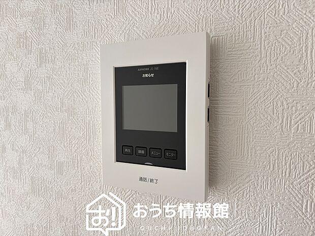 【TVモニター付インターホン】手放し通話ができ、送話表示灯で送話・受話状態が確認できます。
映像と音声で玄関先の様子をチェックできるモニター機能や、夜間の訪問者の顔も確認できるLEDライトを装備しています。