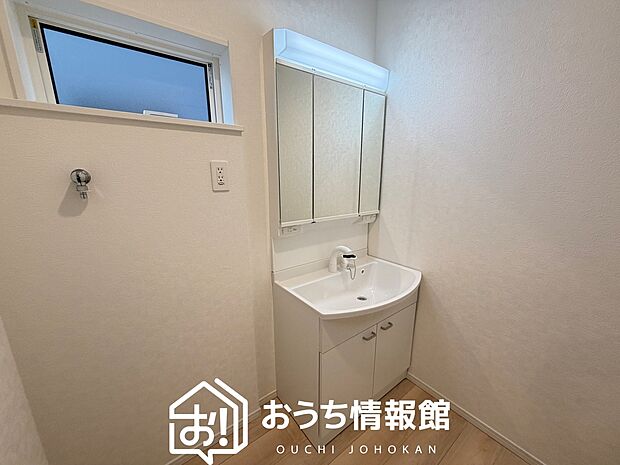 【洗面台・洗面所】鏡の両サイドは、必要なものを取出しやすく、大きな鏡面で朝の準備も快適。
使いやすいリフトアップ機能付きのシングルレバーシャワー水栓付です。