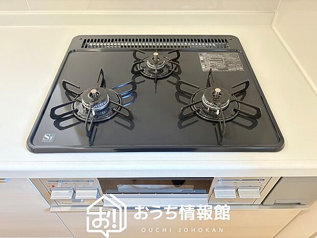 【ビルトインコンロ】フラットな構造で清掃性が高く、過熱防止センサー付3口タイプで日頃の家事も快適です。