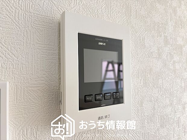 【TVモニター付インターホン】手放し通話ができ、送話表示灯で送話・受話状態が確認できます。
映像と音声で玄関先の様子をチェックできるモニター機能や、夜間の訪問者の顔も確認できるLEDライトを装備しています。