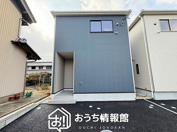 【現地写真(外観)【2号地】】軽くて火災に強い屋根材を採用し、地震時の建物への負担や揺れを軽減しています。