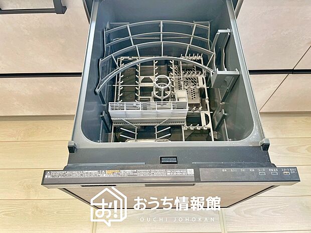【食器洗い乾燥機】食後の時間にゆとりを与えてくれる食器洗い乾燥機。
操作ボタンも上面にあるので、腰をかがめずに操作ができラクラクです。
