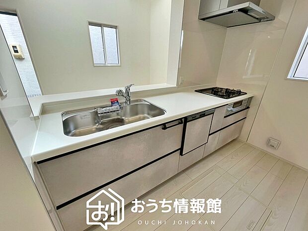 【現地写真(キッチン)】収納たっぷりのシステムキッチン、浄水器付水栓を標準装備しています。