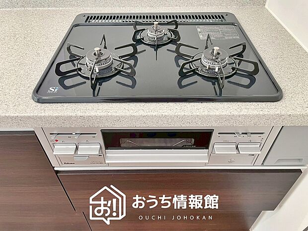 【ビルトインコンロ】フラットな構造で清掃性が高く、過熱防止センサー付3口タイプで日頃の家事も快適です。