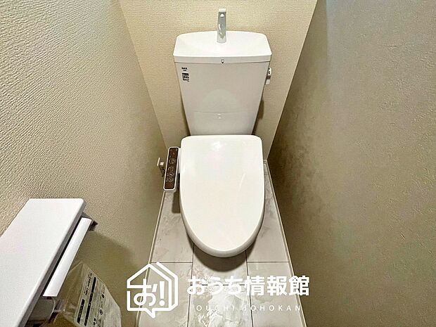 【トイレ】汚れてもサッとひと拭きでお手入れ簡単、エコ仕様の温水洗浄便座付きのトイレです。
バリアフリーにも配慮しています。