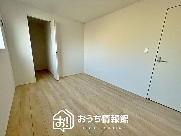 【現地写真(寝室)】木目の美しさを際立たせるシンプルデザインの建具を使用しています。