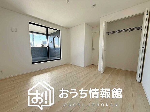 【現地写真（寝室）】木目の美しさを際立たせるシンプルデザインの建具を使用しています。