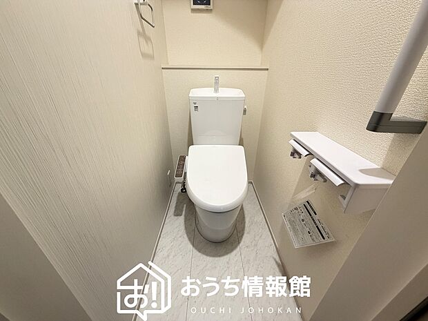 【トイレ】汚れてもサッとひと拭きでお手入れ簡単、エコ仕様の温水洗浄便座付きのトイレです。
バリアフリーにも配慮しています。