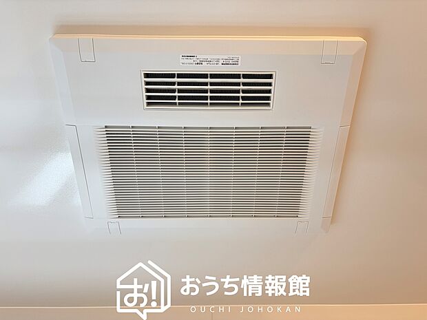 【電気式浴室暖房換気乾燥機】寒い冬場はあたたかく、暑い夏場は扇風機のような心地よさです。
雨の日は、浴室が衣類乾燥スペースになります。
