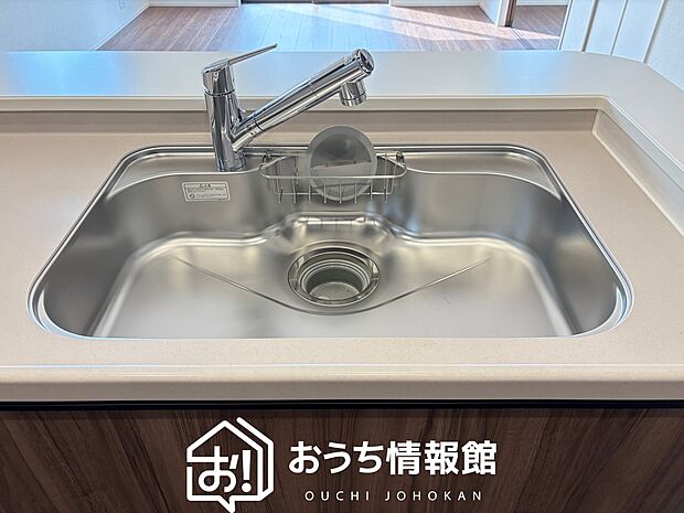 【浄水器内臓型ハンドシャワー付シンク】傷や汚れが付きにくい静音仕様の全面エンボス加工シンク。
また、蛇口の先端に浄水器を内蔵。浄水シャワーが使える毎分4リットルのたっぷり浄水。