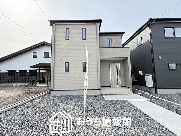 【現地写真(外観)【2号地】】軽くて火災に強い屋根材を採用し、地震時の建物への負担や揺れを軽減しています。