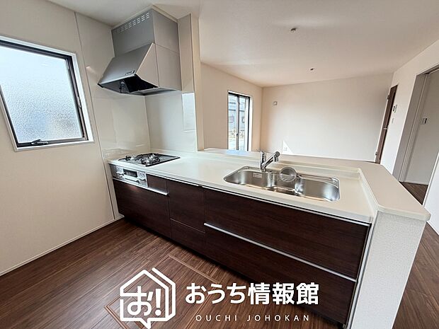 【現地写真(キッチン)】収納たっぷりのシステムキッチン、浄水器付水栓を標準装備しています。