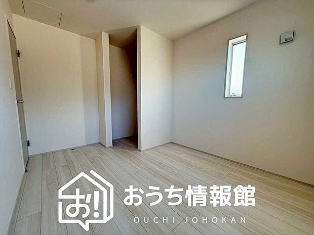 【現地写真(洋室)】木目の美しさを際立たせるシンプルデザインの建具を使用しています。