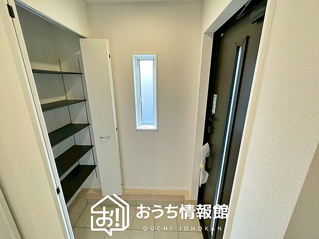 【現地写真(玄関)】玄関には、大型のシューズ収納を設置しています。