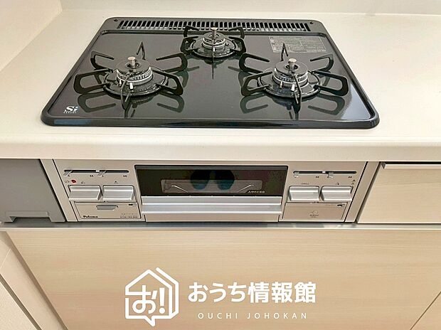【ビルトインコンロ】フラットな構造で清掃性が高く、過熱防止センサー付3口タイプで日頃の家事も快適です。