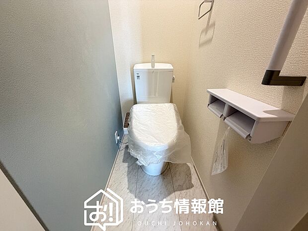 【トイレ】汚れてもサッとひと拭きでお手入れ簡単、エコ仕様の温水洗浄便座付きのトイレです。
バリアフリーにも配慮しています。