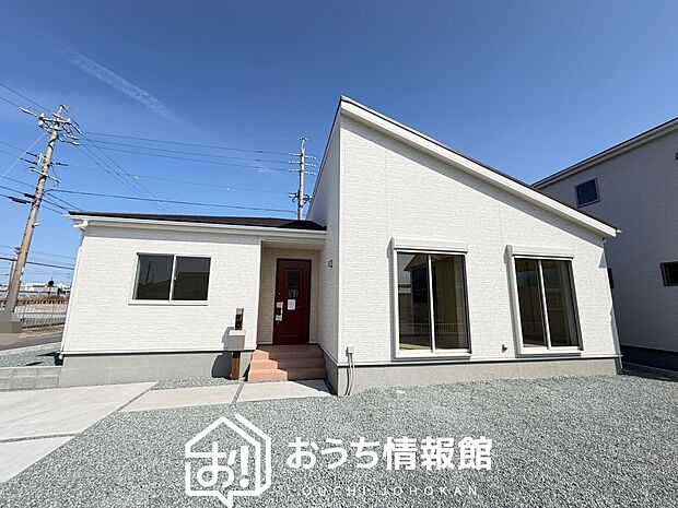 【現地写真（外観）【２号地】】軽くて火災に強い屋根材を採用し、地震時の建物への負担や揺れを軽減しています。