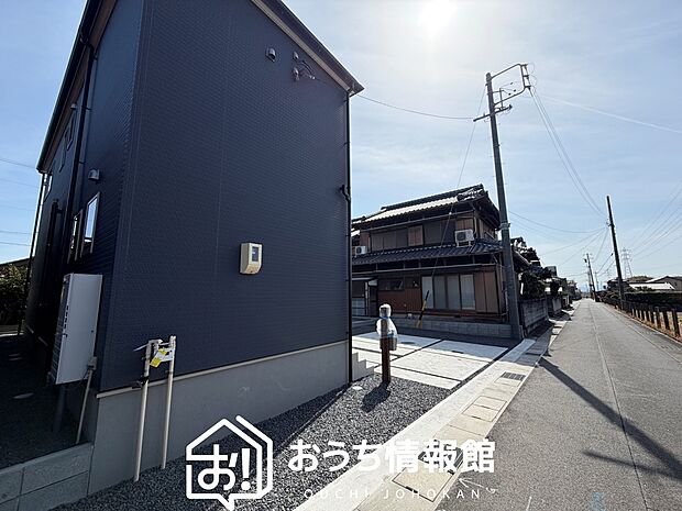 【現地写真（前道含む外観）】健康被害に配慮したもっとも安全性の高い建材を採用し、シックハウス対策をしております。