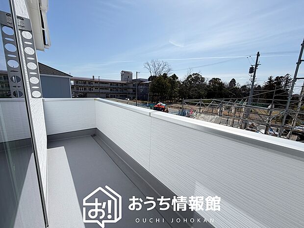 【バルコニー】奥行きが広く、洗濯物をゆったりと干せる十分な広さで、家族の洗濯も捗ります。