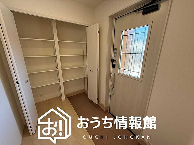 【現地写真(玄関)】玄関には、大型のシューズ収納を設置しています。