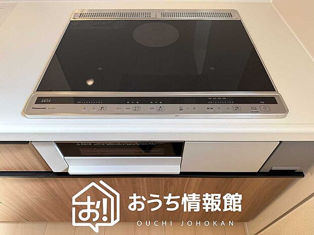 【ビルトインコンロ】フラットな構造で清掃性が高く、過熱防止センサー付3口タイプで日頃の家事も快適です。