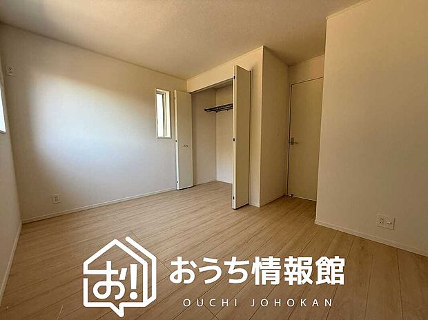 【現地写真(寝室)】木目の美しさを際立たせるシンプルデザインの建具を使用しています。