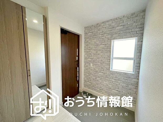 【現地写真(玄関)】玄関には、大型のシューズ収納を設置しています。