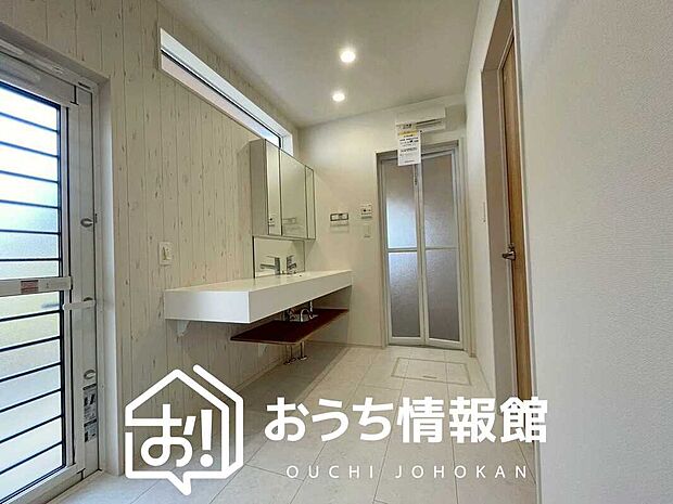 【洗面台・洗面所】鏡の両サイドは、必要なものを取出しやすく、大きな鏡面で朝の準備も快適。
使いやすいリフトアップ機能付きのシングルレバーシャワー水栓付です。