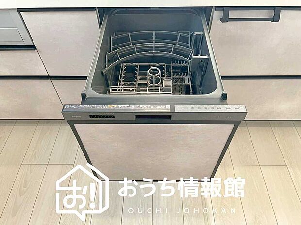 【食器洗い乾燥機】食後の時間にゆとりを与えてくれる食器洗い乾燥機。
操作ボタンも上面にあるので、腰をかがめずに操作ができラクラクです。