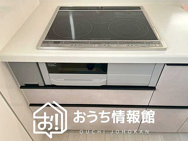 【ビルトインコンロ】フラットな構造で清掃性が高く、過熱防止センサー付3口タイプで日頃の家事も快適です。