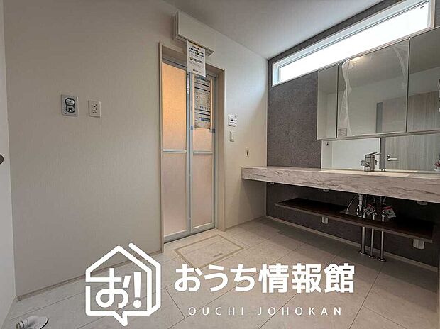 【洗面台・洗面所】鏡の両サイドは、必要なものを取出しやすく、大きな鏡面で朝の準備も快適。
使いやすいリフトアップ機能付きのシングルレバーシャワー水栓付です。