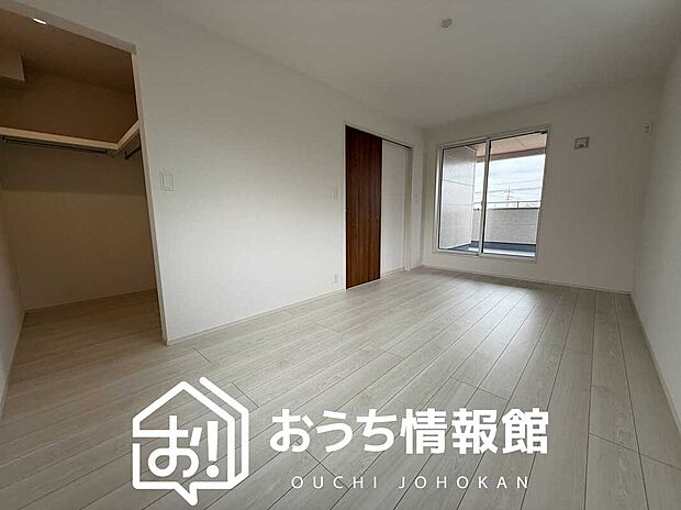 【現地写真(寝室)】木目の美しさを際立たせるシンプルデザインの建具を使用しています。