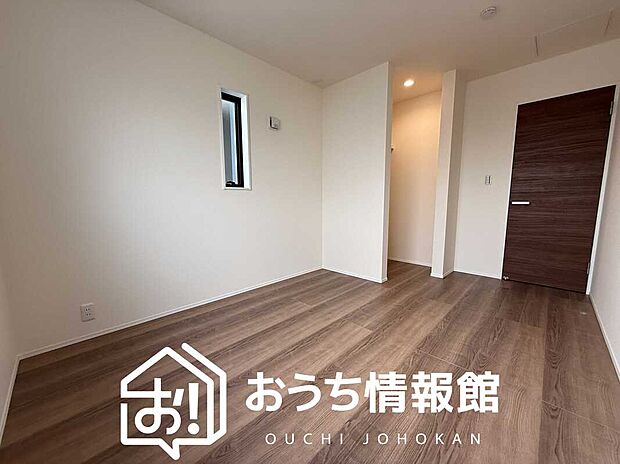 【現地写真(洋室)】木目の美しさを際立たせるシンプルデザインの建具を使用しています。