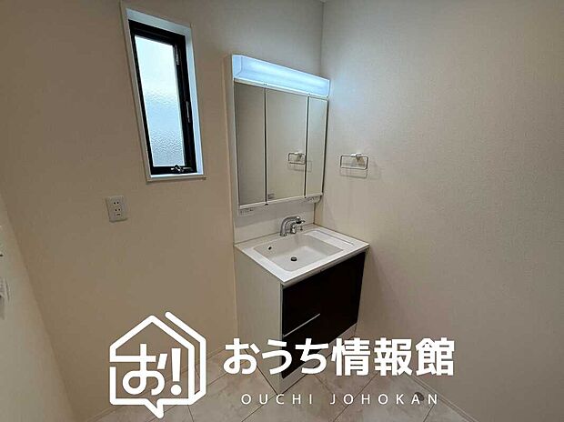 【洗面台・洗面所】鏡の両サイドは、必要なものを取出しやすく、大きな鏡面で朝の準備も快適。
使いやすいリフトアップ機能付きのシングルレバーシャワー水栓付です。