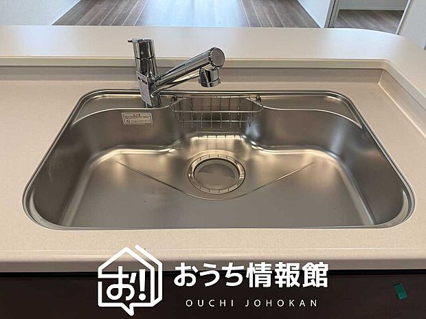 【浄水器内臓型ハンドシャワー付シンク】傷や汚れが付きにくい静音仕様の全面エンボス加工シンク。
また、蛇口の先端に浄水器を内蔵。浄水シャワーが使える毎分4リットルのたっぷり浄水。