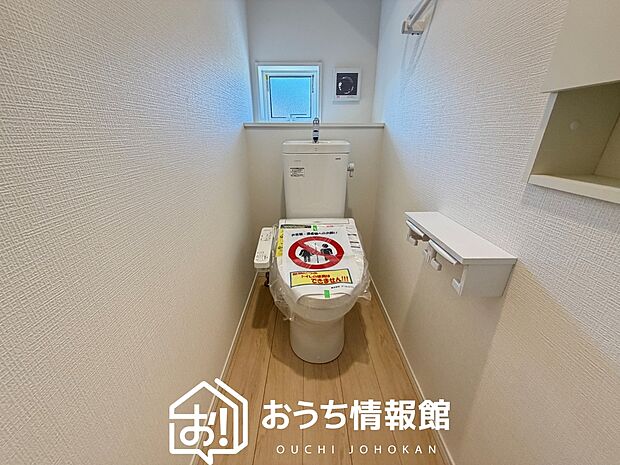 【トイレ】汚れてもサッとひと拭きでお手入れ簡単、エコ仕様の温水洗浄便座付きのトイレです。
バリアフリーにも配慮しています。