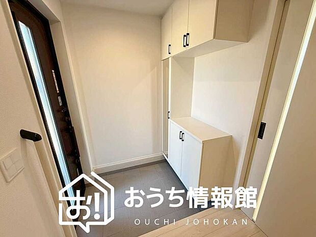 【現地写真(玄関)】玄関には、大型のシューズ収納を設置しています。