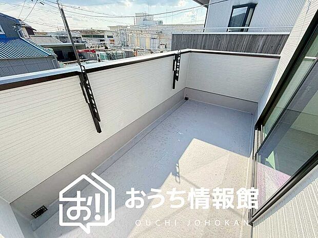 【バルコニー】奥行きが広く、洗濯物をゆったりと干せる十分な広さで、家族の洗濯も捗ります。