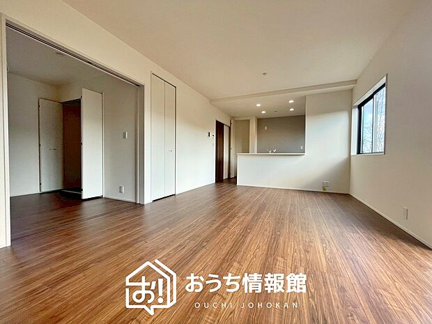 【現地写真(リビング)】フローリング材には、木目、色調など木材特有の風合いがあり、ナチュラルな美しさになっています。