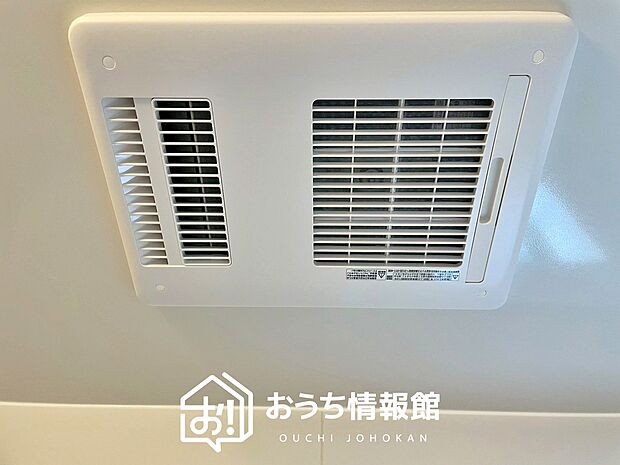 【浴室暖房換気乾燥機】入浴後の水滴や湿気を排出し、カビの発生や臭いを抑制します。
雨の日の洗濯物にも効果的です。